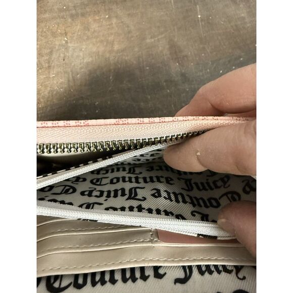 NWT Juicy Couture Powder Blush Pink Faux Leather Material Girl Large Zip Around - Picture 5 of 5